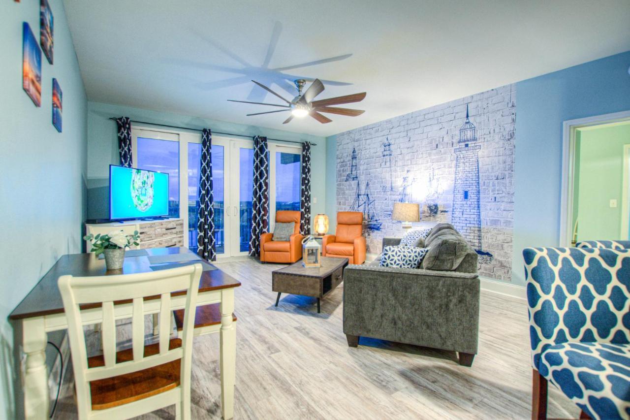 Laketown Wharf 831 By Aneliya *